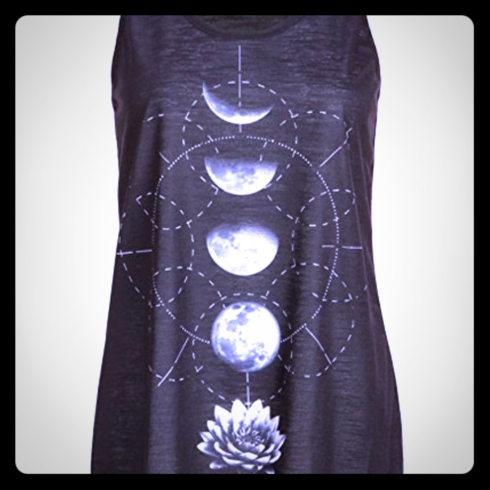 ✨PhasesofMoonRelaxedFitGraphicTankBlack&White - Picture 1 of 2